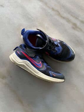 Nike Kids Blue and Black Athletic Sneakers size 2